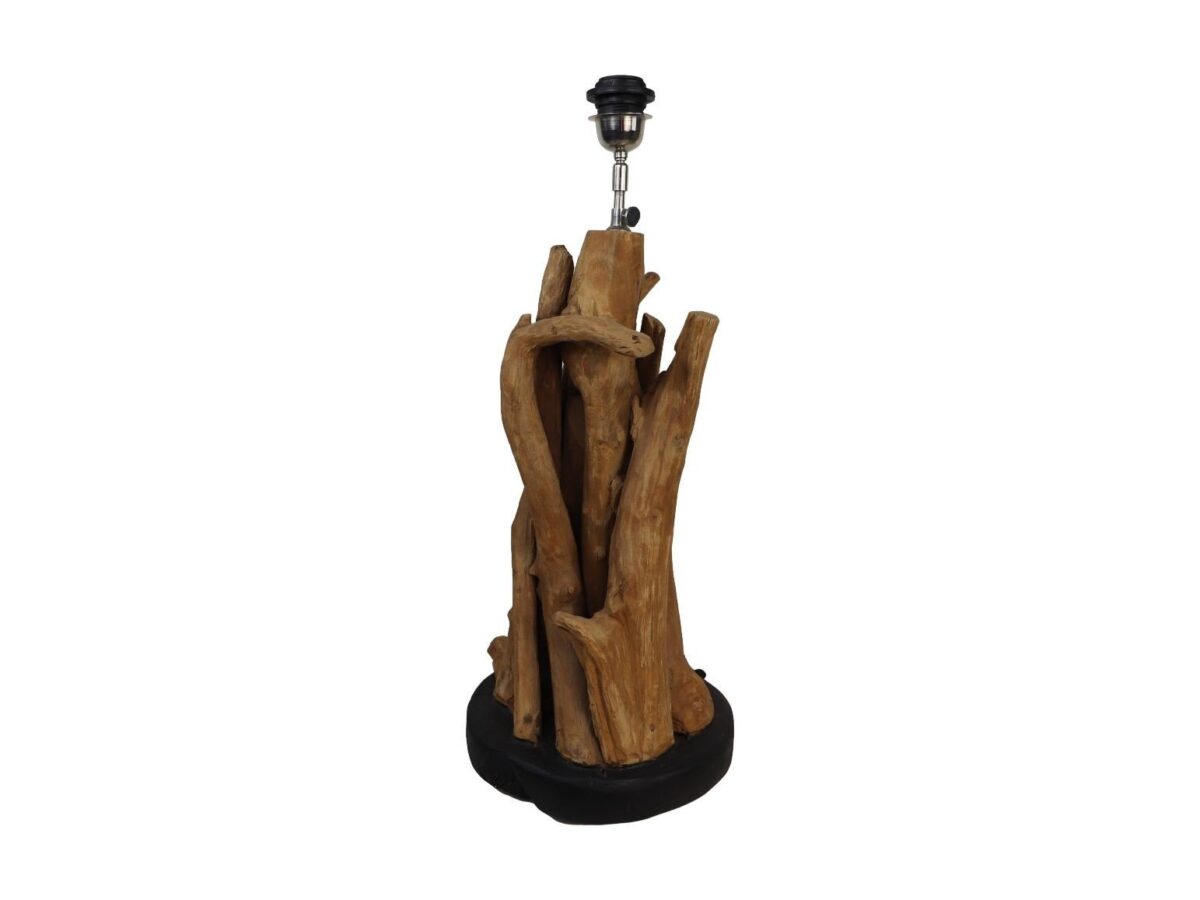 Een lamp gemaakt van in elkaar gevlochten takken van drijfhout, geplaatst op een ronde zwarte basis. De lampfitting is zichtbaar aan de bovenkant, wat de lamp een organische en rustieke uitstraling geeft.