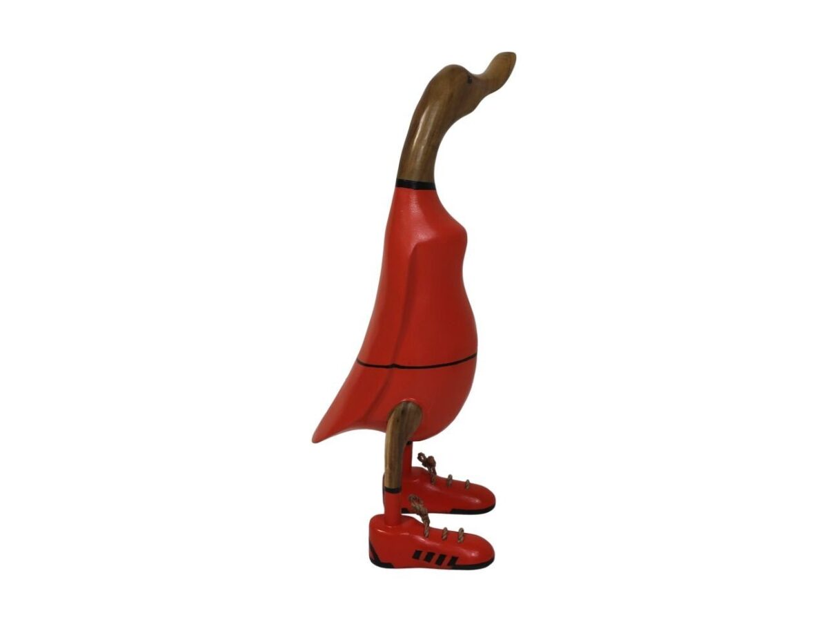 Houten eendenbeeld met een lange nek, gekleed in een rode outfit en rode sneakers. De eend staat rechtop, met zijn lichaam en poten rood geverfd, en zijn kop en nek in natuurlijke houtkleur.