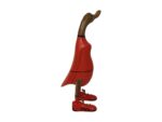Houten eendenbeeld met een lange nek, gekleed in een rode outfit en rode sneakers. De eend staat rechtop, met zijn lichaam en poten rood geverfd, en zijn kop en nek in natuurlijke houtkleur.