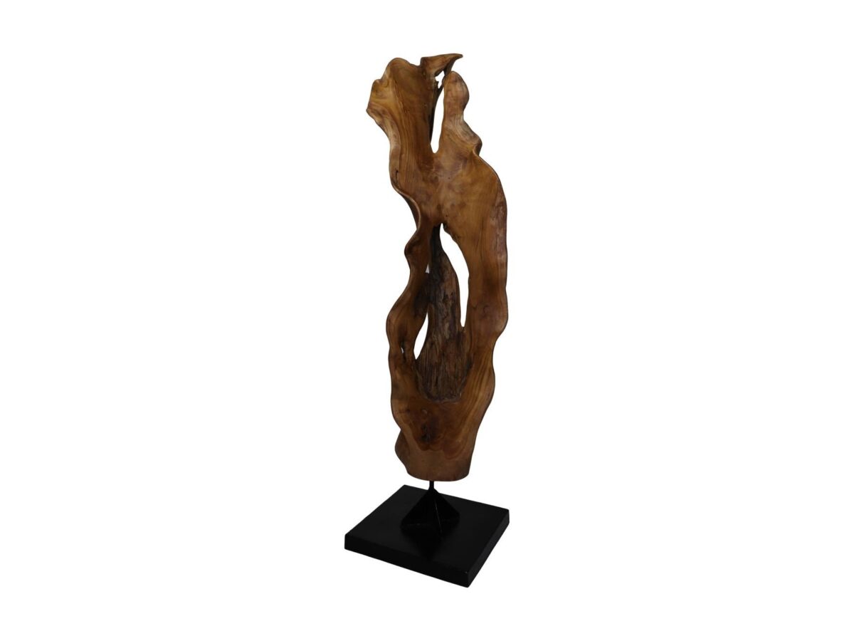 Een hoog, abstract houten beeld met natuurlijke rondingen en gaten staat op een zwarte vierkante basis. Het hout heeft een gladde, gepolijste afwerking, wat de organische textuur en vorm benadrukt.