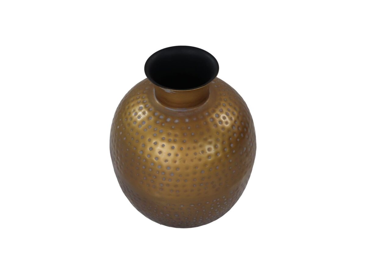 Een gouden metalen vaas met een getextureerd, stippenpatroon oppervlak en een brede, donkere opening van bovenaf bekeken. De vaas heeft een ovale vorm en een glanzende afwerking.