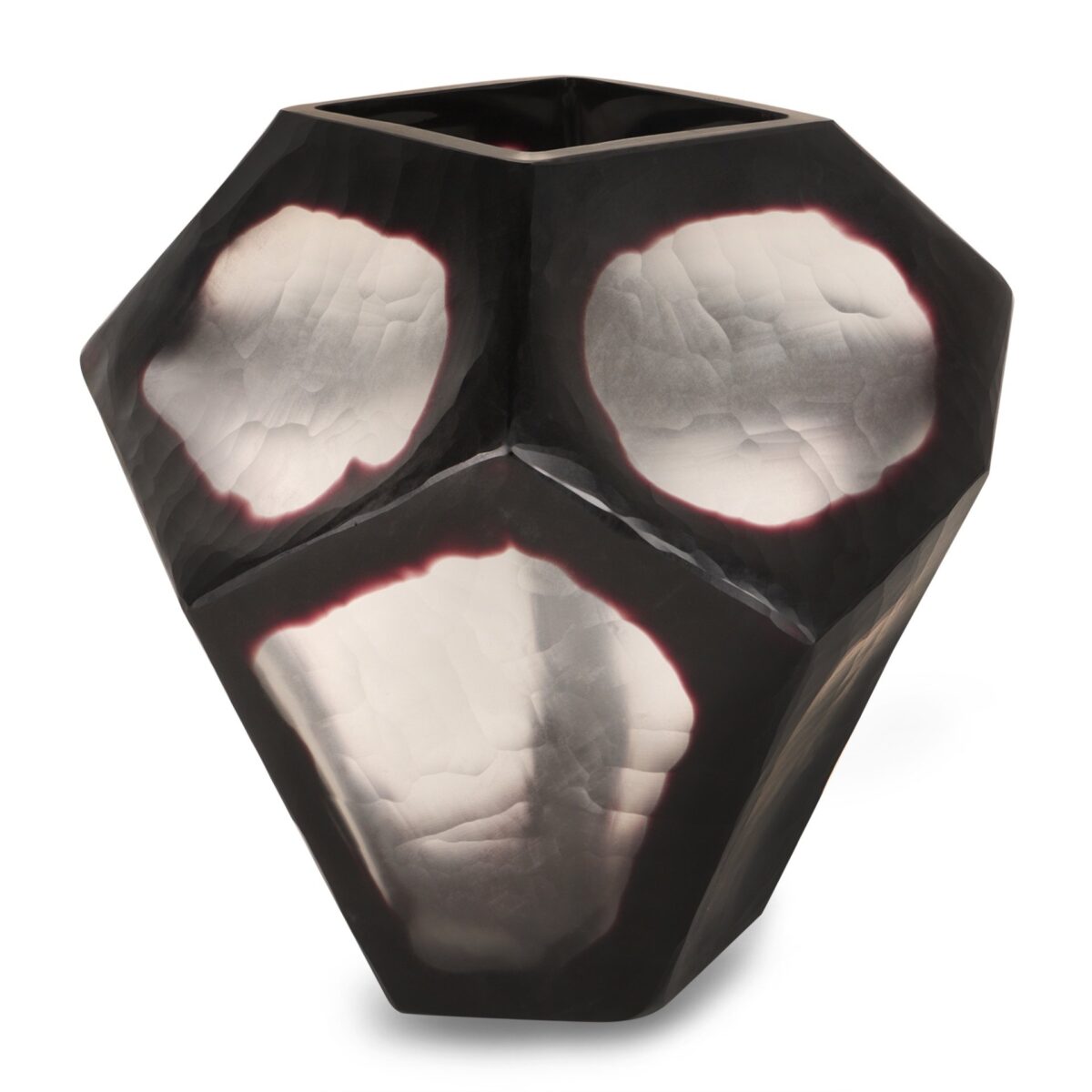 Gefacetteerde zwarte vaas met een geometrische vorm en metallic zilveren vlekken die een abstract patroon op het oppervlak creëren. De vaas heeft een hoekig ontwerp en een gladde afwerking.