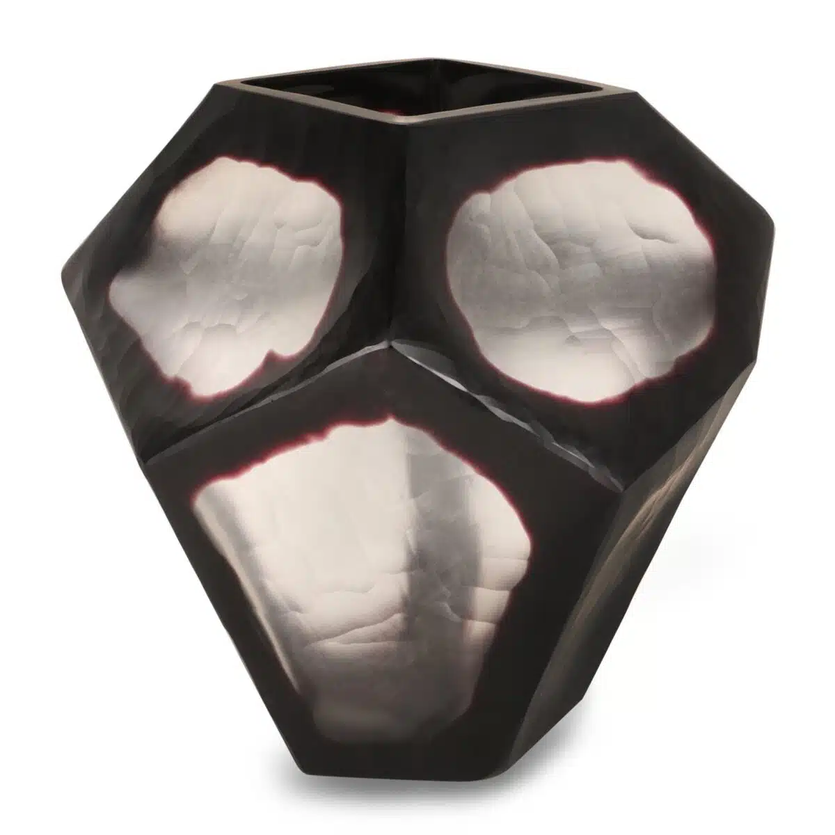 Gefacetteerde zwarte vaas met een geometrische vorm en metallic zilveren vlekken die een abstract patroon op het oppervlak creëren. De vaas heeft een hoekig ontwerp en een gladde afwerking.