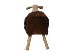 Een houten stoel in de vorm van een schaap met een vierkante, bruine, donzige zitting. Hij heeft vier houten poten, een schaapachtig hoofd bij de rugleuning en korte oren aan beide kanten.