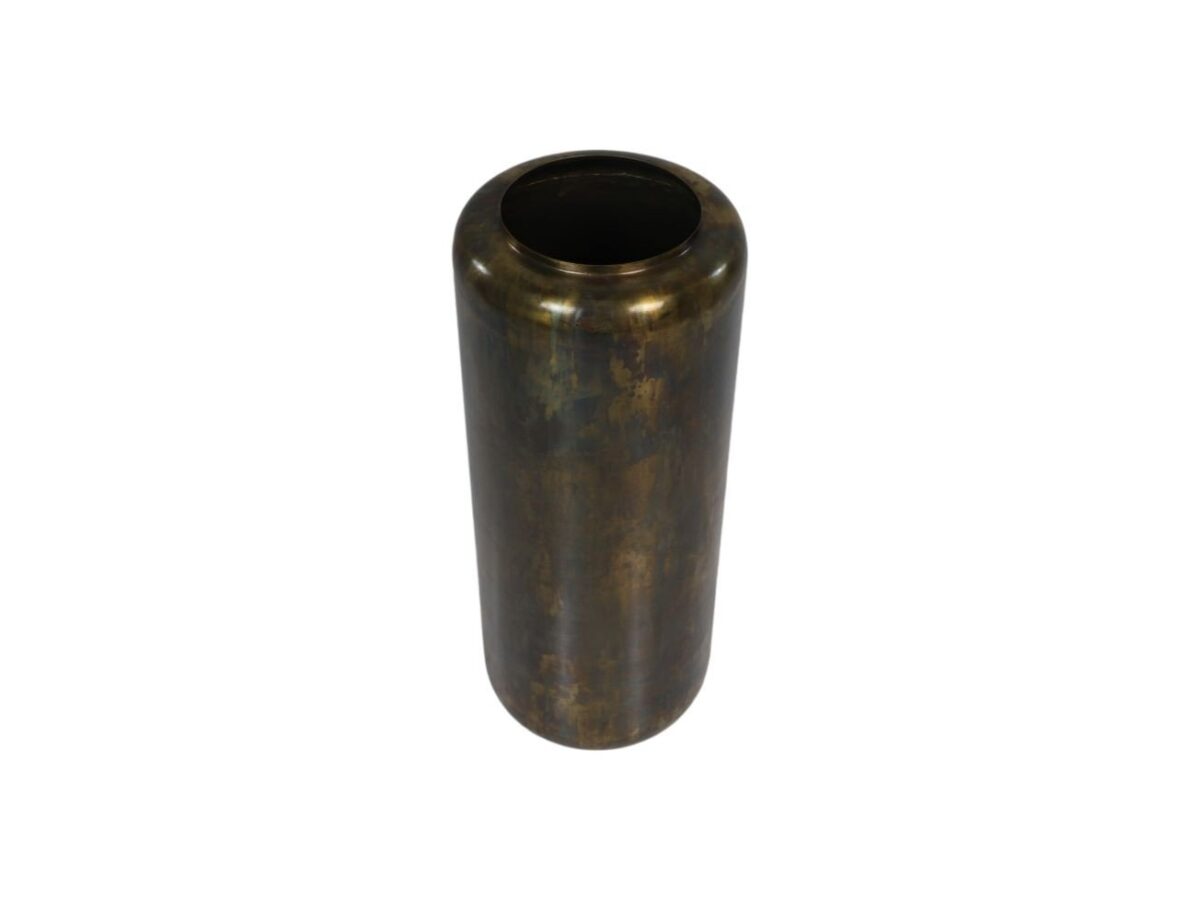Een hoge, cilindervormige, donkere metalen vaas met een smalle opening, afgebeeld tegen een effen witte achtergrond.