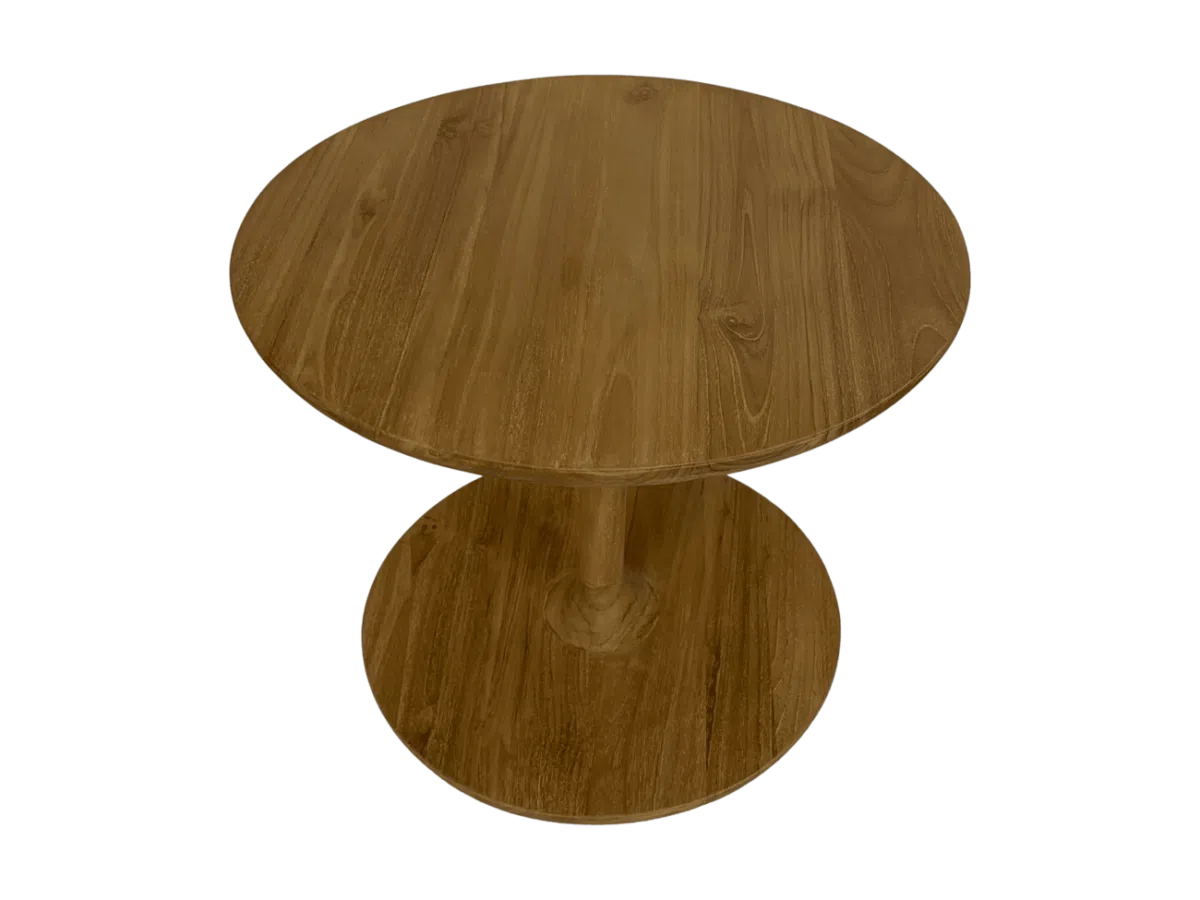 Een ronde houten tafel met een glad oppervlak, met een centrale sokkel die aansluit op een ronde basis. De houtnerf is zichtbaar en toont een natuurlijke afwerking. De afbeelding staat tegen een effen, zwarte achtergrond.