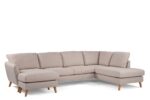 Een beige, L-vormige sectionele bank met lichte houten poten. De bekleding ziet er zacht en pluche uit, geschikt voor een ruime woonkamer. Het ontwerp is modern en minimalistisch, perfect voor comfortabel zitten.