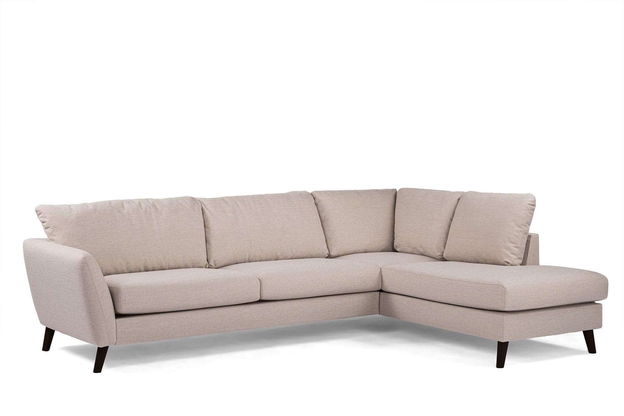 Een moderne beige L-vormige sectionele bank met donkere houten poten. De bank heeft een gewatteerde zitting en rugleuningen, ontworpen voor comfort en stijl in een eigentijdse leefruimte.