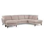 Een moderne, beige sectionele bank met een chaise longue aan de linkerkant en een schuine verlenging aan de rechterkant. Het heeft gewatteerde zittingen en een lage rugleuning, ondersteund door donkere houten poten. Het ontwerp is minimalistisch en eigentijds.