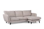 Een lichtgrijze, driezits sectionele bank met zachte kussens en een chaise longue aan de rechterkant. De bank heeft strakke zwarte poten en een modern design, dat comfort en stijl combineert.