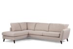 Een beige, L-vormige sectionele bank met een chaise longue aan de linkerkant. De bank heeft een strak, modern design met zachte kussens en donkere houten poten, geplaatst tegen een witte achtergrond.