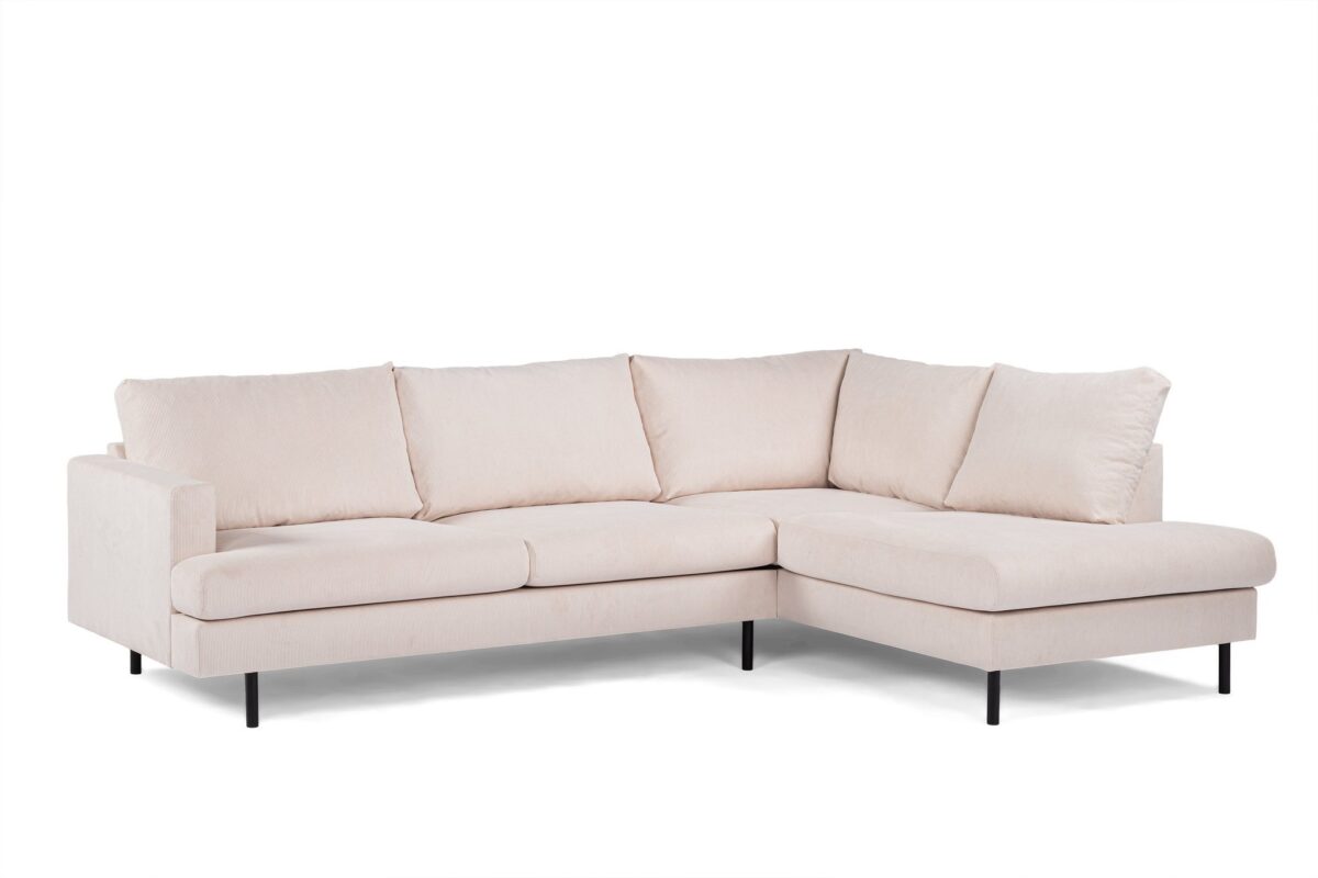 Een lichtbeige, L-vormige sectionele bank met pluche kussens en zwarte poten wordt getoond tegen een witte achtergrond. De bank heeft een modern en minimalistisch design.