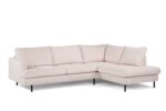 Een lichtbeige, L-vormige sectionele bank met pluche kussens en zwarte poten wordt getoond tegen een witte achtergrond. De bank heeft een modern en minimalistisch design.