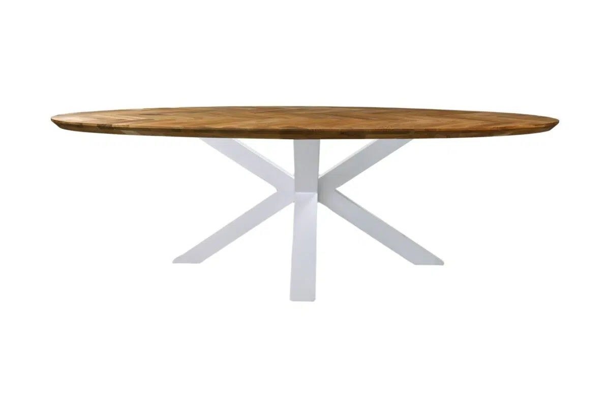 Een ronde houten tafel met een visgraatmotief op het blad en witte X-vormige poten. De tafel is geïsoleerd tegen een effen witte achtergrond.