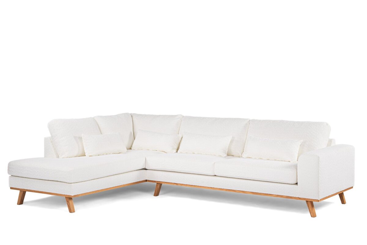 Een witte L-vormige sectionele bank met zachte kussens en een houten onderstel. De bank heeft een modern design met strakke lijnen en wordt geleverd met verschillende bijpassende sierkussens. De poten zijn naar buiten gericht voor extra stijl.