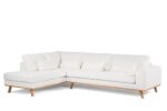 Een witte L-vormige sectionele bank met zachte kussens en een houten onderstel. De bank heeft een modern design met strakke lijnen en wordt geleverd met verschillende bijpassende sierkussens. De poten zijn naar buiten gericht voor extra stijl.