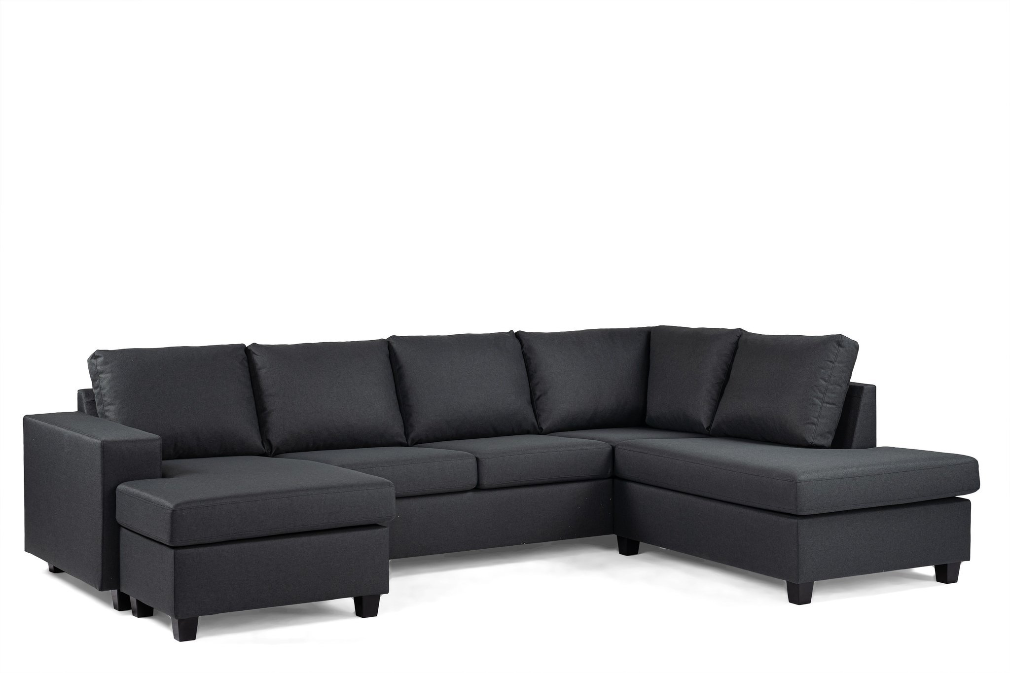 Een donkergrijze sectionele bank met een chaise longue aan de linkerkant. Hij heeft zachte kussens en staat op korte zwarte poten. De bank staat tegen een witte achtergrond, wat het moderne en strakke design laat zien.