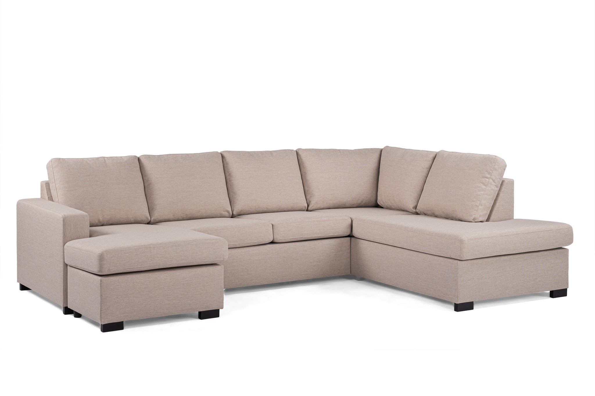 Een beige sectionele bank met een modern design. Het heeft een chaise longue aan de linkerkant en zachte kussens, allemaal ondersteund door strakke zwarte poten. De bank staat tegen een effen witte achtergrond, wat de strakke lijnen en eigentijdse look benadrukt.