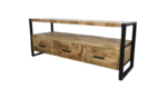Een rustiek houten tv-meubel met een zwart metalen frame. Het heeft twee planken en drie lades met zwarte handgrepen, met een natuurlijke houtnerfafwerking. Het ontwerp combineert industriële en natuurlijke elementen.