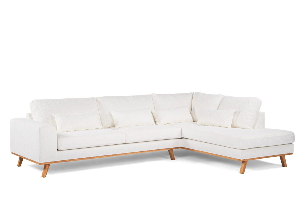 Een moderne witte sectionele bank met een chaise longue aan de rechterkant en houten poten. De bank heeft een strak design met meerdere zachte kussens, tegen een witte achtergrond.