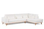 Een moderne witte sectionele bank met een chaise longue aan de rechterkant en houten poten. De bank heeft een strak design met meerdere zachte kussens, tegen een witte achtergrond.