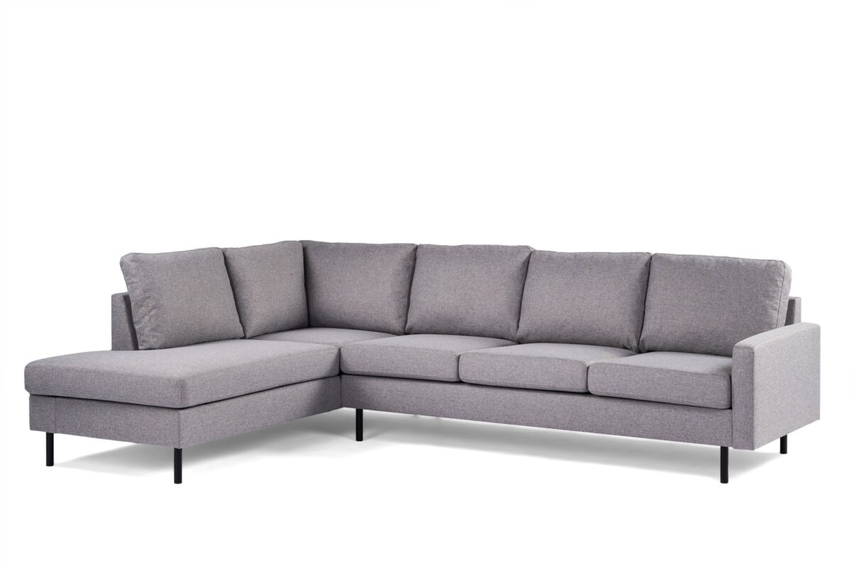 Een moderne grijze L-vormige sectionele bank met een chaise longue aan de linkerkant. Het heeft vijf zitkussens en vijf rugkussens. De bank heeft strakke zwarte poten, wat het een minimalistisch en eigentijds design geeft.
