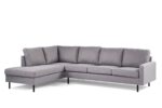 Een moderne grijze L-vormige sectionele bank met een chaise longue aan de linkerkant. Het heeft vijf zitkussens en vijf rugkussens. De bank heeft strakke zwarte poten, wat het een minimalistisch en eigentijds design geeft.