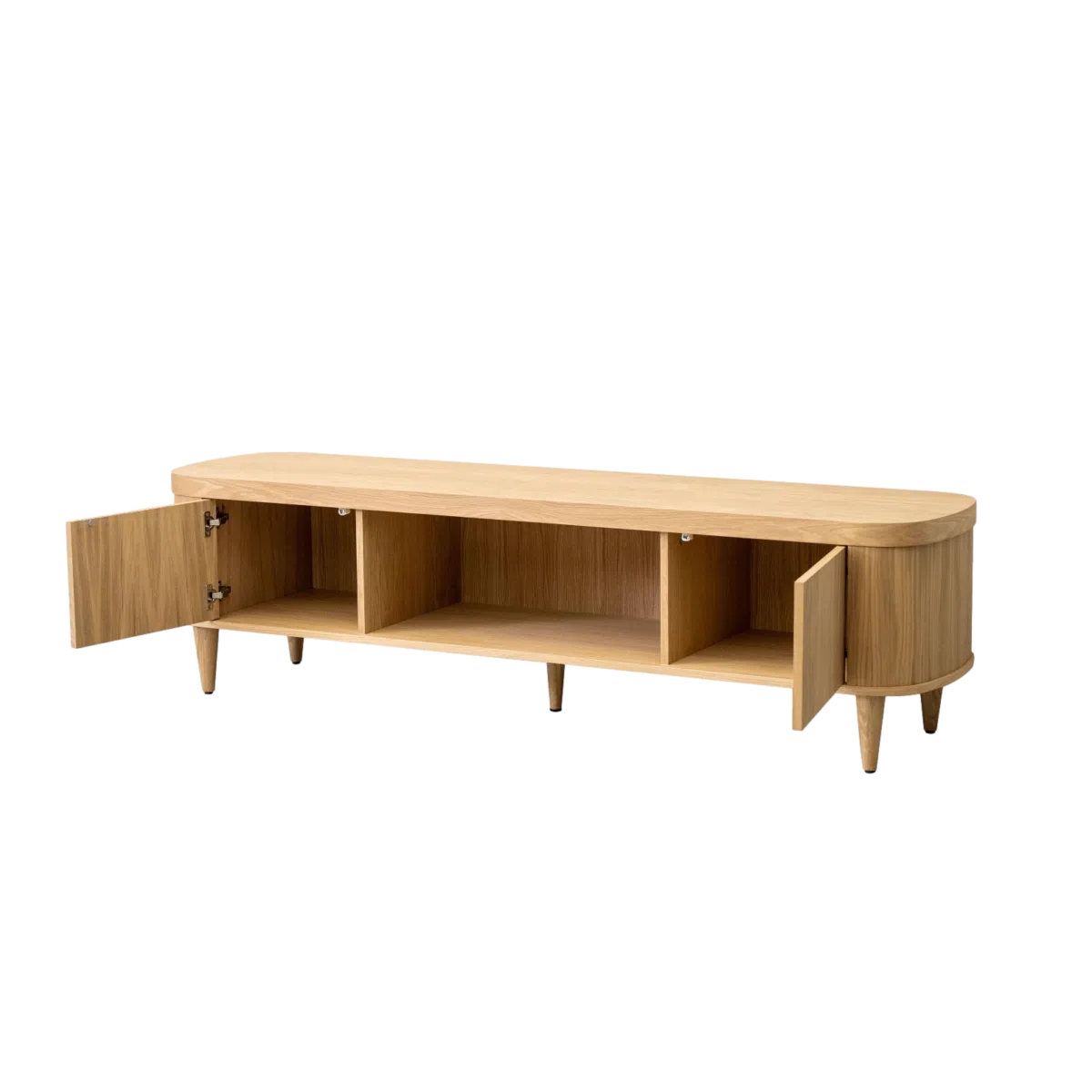 Een lange houten tv-standaard met afgeronde hoeken, met vier compartimenten. Twee kastdeuren staan open, waardoor er lege opbergruimte binnenin zichtbaar is. De standaard heeft taps toelopende poten en een lichte houten afwerking.