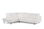 Een grote, witte sectionele bank met een modern design op een witte achtergrond. Het heeft pluche kussens en een L-vormige opstelling met korte, zwarte poten.