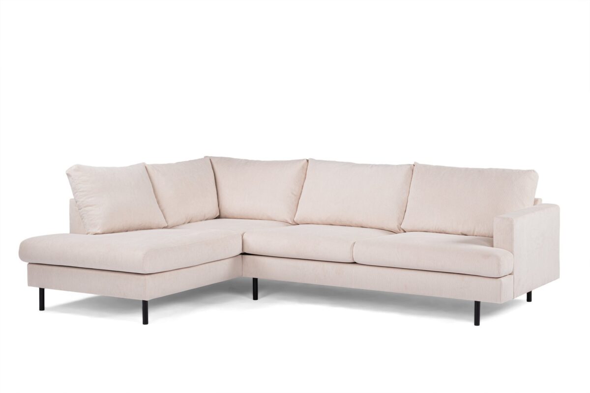Een beige L-vormige modulaire bank met zachte rugleuningen en armleuningen, ondersteund door zwarte poten, geplaatst tegen een effen witte achtergrond.