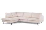 Een beige L-vormige modulaire bank met zachte rugleuningen en armleuningen, ondersteund door zwarte poten, geplaatst tegen een effen witte achtergrond.