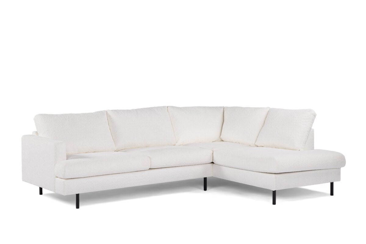 Witte L-vormige sectionele bank met een modern design, met zachte kussens en zwarte poten. De stof ziet er zacht en gestructureerd uit, wat zorgt voor een eigentijdse en comfortabele look, tegen een effen witte achtergrond.