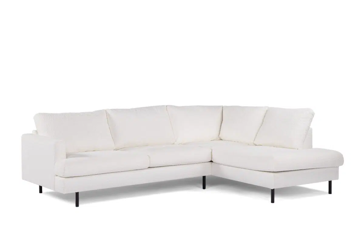 Witte L-vormige sectionele bank met een modern design, met zachte kussens en zwarte poten. De stof ziet er zacht en gestructureerd uit, wat zorgt voor een eigentijdse en comfortabele look, tegen een effen witte achtergrond.