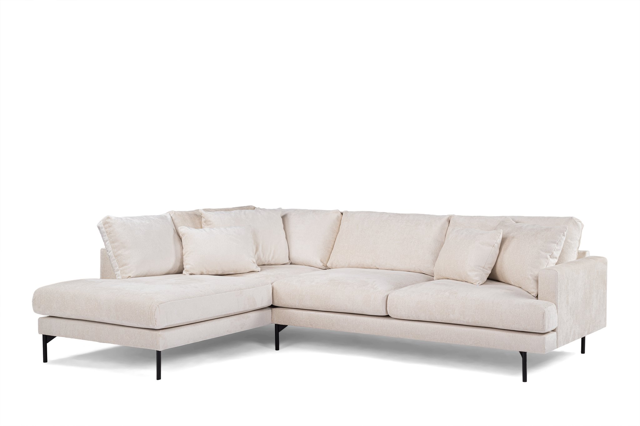 Een moderne beige sectionele bank met een chaise longue aan de linkerkant. Het heeft zachte kussens en slanke, zwarte metalen poten. De bekleding is glad en het ontwerp is minimalistisch, geschikt voor een moderne woonkamer.