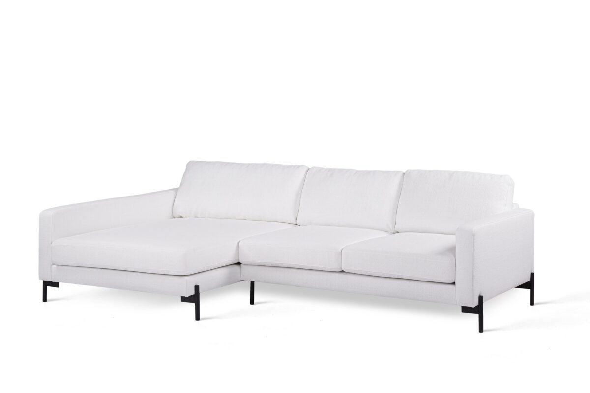 Een moderne witte sectionele bank met drie kussens en een chaise longue aan de linkerkant. Het heeft een minimalistisch ontwerp en wordt ondersteund door zwarte metalen poten tegen een witte achtergrond.