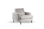 Een moderne fauteuil van grijze stof met vierkante kussens en slanke poten van zwart metaal, geplaatst tegen een witte achtergrond.