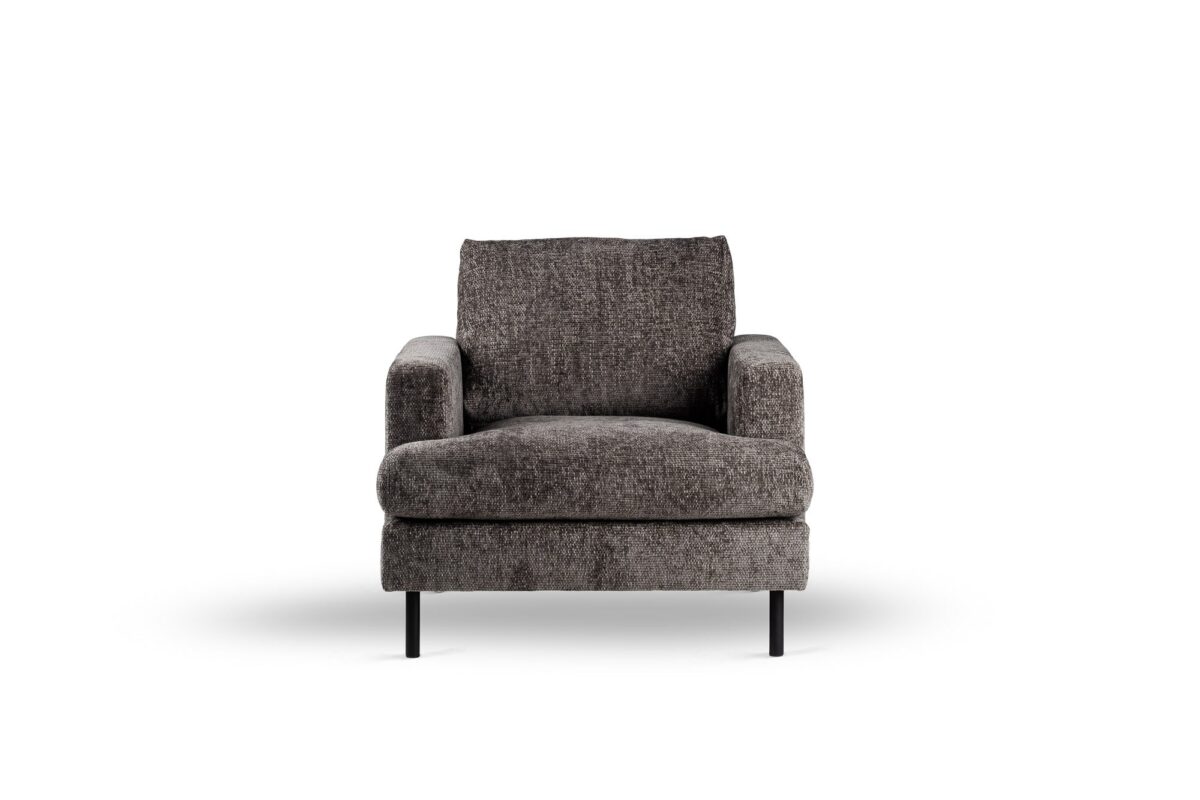 Een vooraanzicht van een moderne, grijs gestoffeerde fauteuil met een pluchen zitting en rugleuning. De stoel heeft rechte armleuningen en staat op slanke zwarte metalen poten, tegen een effen witte achtergrond.