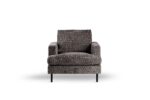 Een vooraanzicht van een moderne, grijs gestoffeerde fauteuil met een pluchen zitting en rugleuning. De stoel heeft rechte armleuningen en staat op slanke zwarte metalen poten, tegen een effen witte achtergrond.