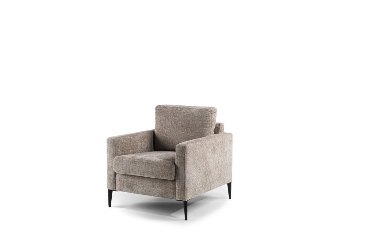 Een beige, moderne fauteuil met een pluche kussen en metalen poten, tegen een effen witte achtergrond. De stoel heeft strakke lijnen en een minimalistisch design.