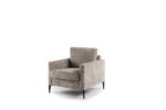 Een beige, moderne fauteuil met een pluche kussen en metalen poten, tegen een effen witte achtergrond. De stoel heeft strakke lijnen en een minimalistisch design.