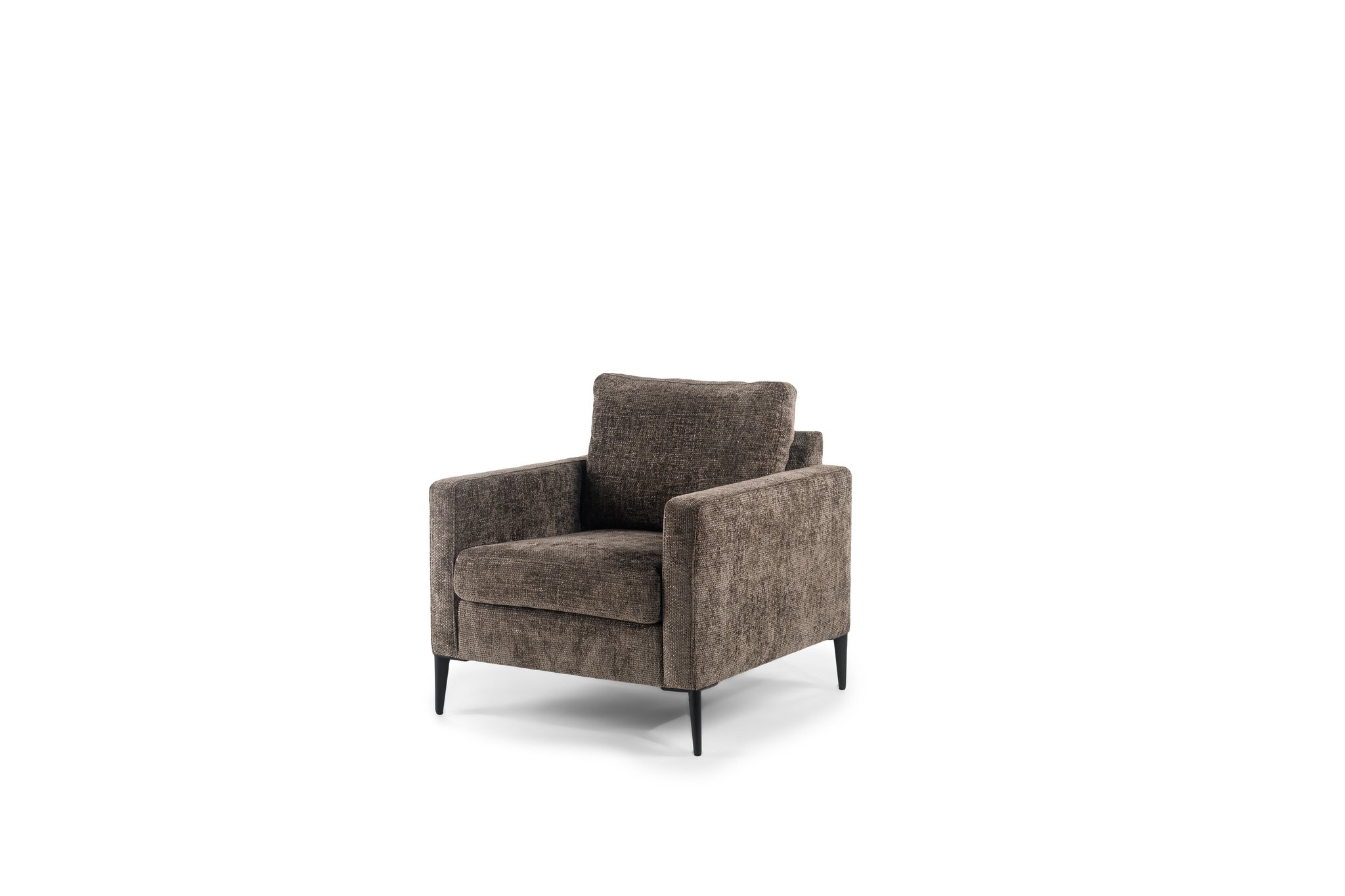 Een moderne, bruin gestoffeerde fauteuil met een textuurstof afwerking, met een gewatteerde zitting en rugleuning. De fauteuil heeft strakke zwarte metalen poten, gepositioneerd op een witte achtergrond.