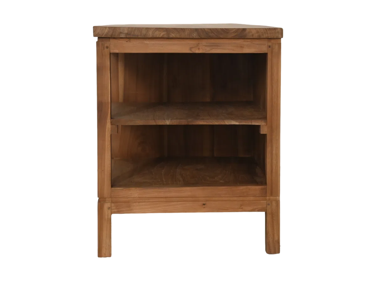 Een houten bijzettafel met twee open planken, met een natuurlijke houtafwerking. De tafel is eenvoudig van ontwerp met strakke lijnen, en de planken bieden opberg- of displayruimte.