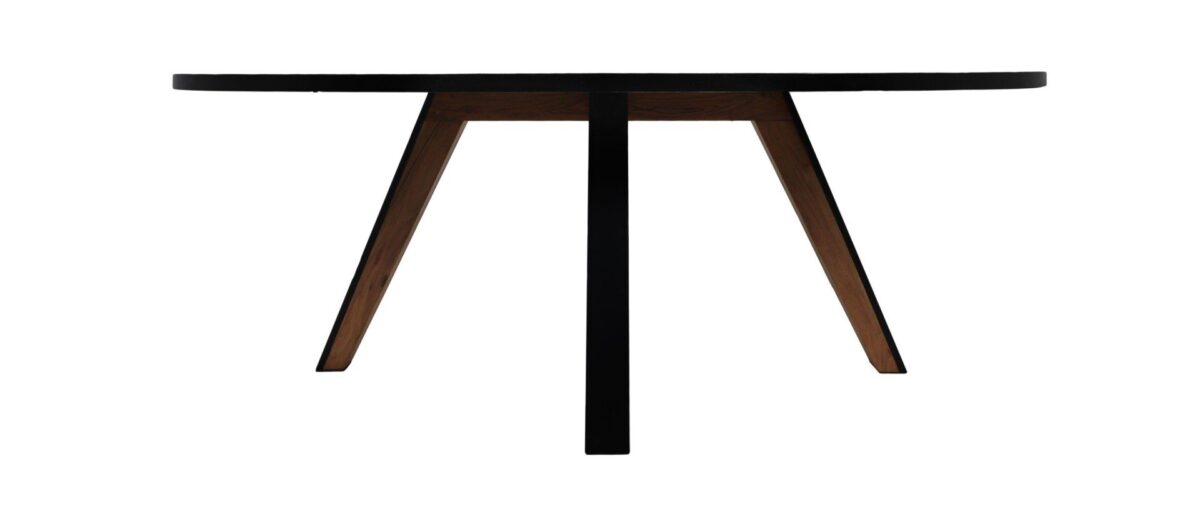 Een ronde, zwarte tafel met een minimalistisch ontwerp, met drie houten poten die in het midden samenkomen, staat tegen een witte achtergrond.