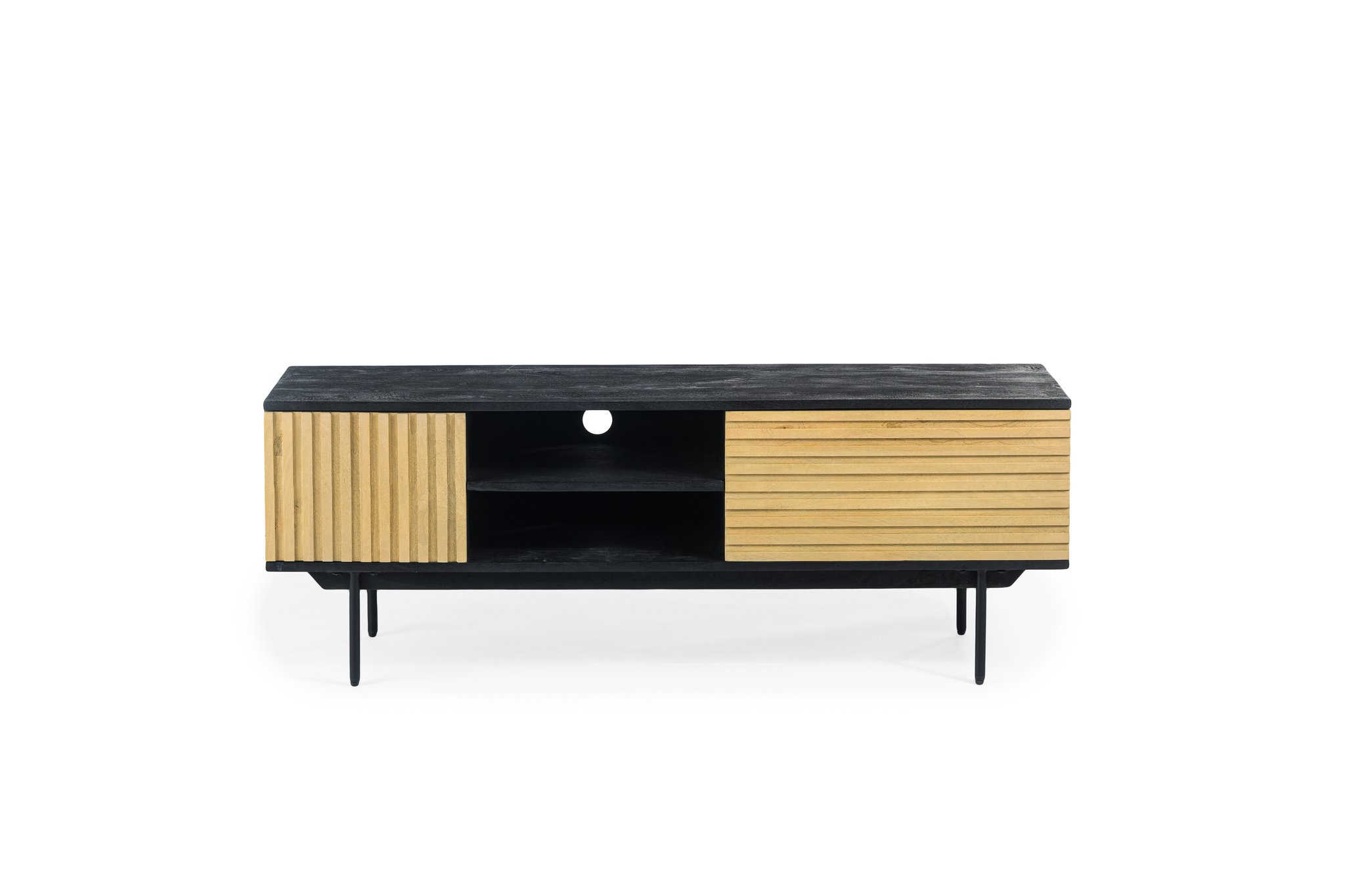 Een moderne zwarte en houten mediaconsole met een minimalistisch design. De console heeft twee schuifdeuren met lamellen en een open centrale plank, rustend op vier slanke zwarte poten.