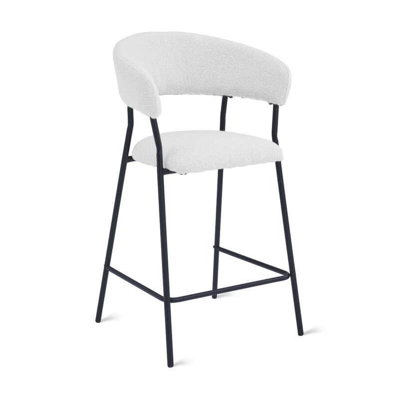 Een moderne barkruk met een gebogen, gestoffeerde lichtgrijze zitting en rugleuning, ondersteund door een strak zwart metalen frame. De kruk heeft een voetenbankje en een minimalistisch design.