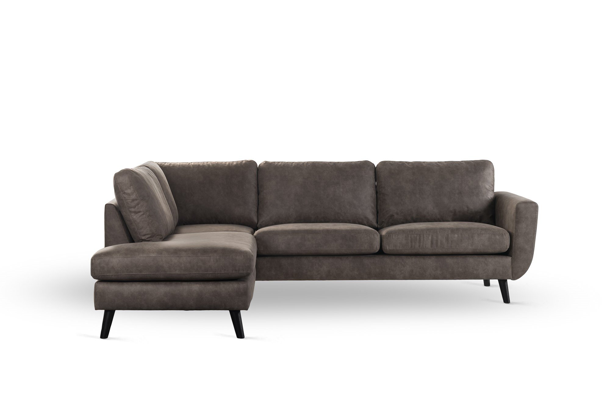 De 3 zits hoek links bank in stof Yuma 34, S520 taupe heeft een modern L-vormig ontwerp met taupe bekleding en zwarte schuine poten, tegen een effen witte achtergrond.
