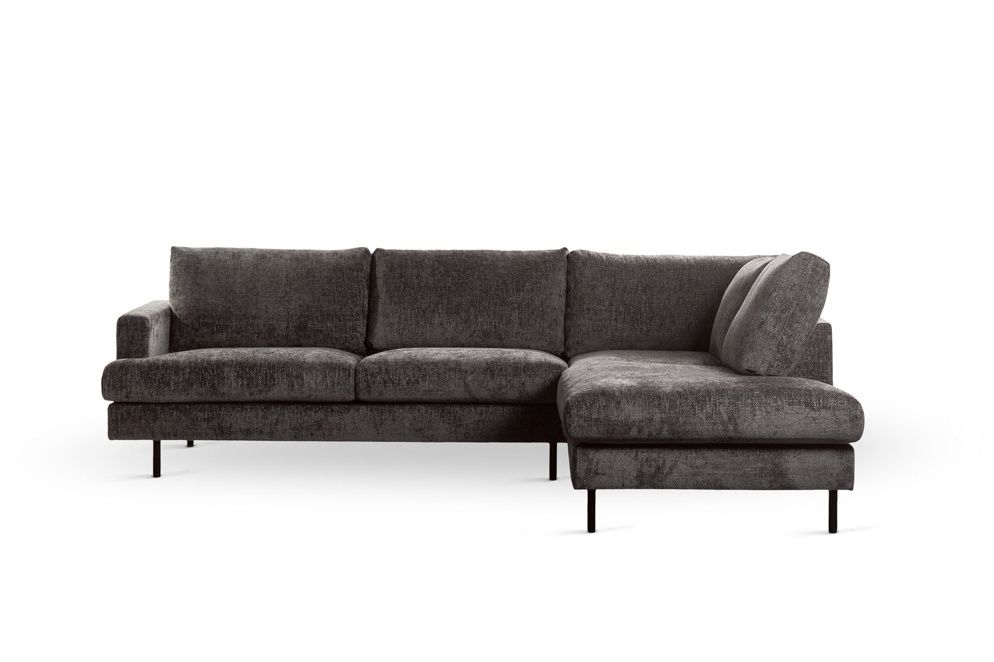 De 3 zits hoek rechts bank in Haga 16 stof, E230 antraciet, is een modern donkergrijs bankstel met drie zitkussens, een chaise aan de rechterkant, metalen poten en pluche kussens op de rugleuning.