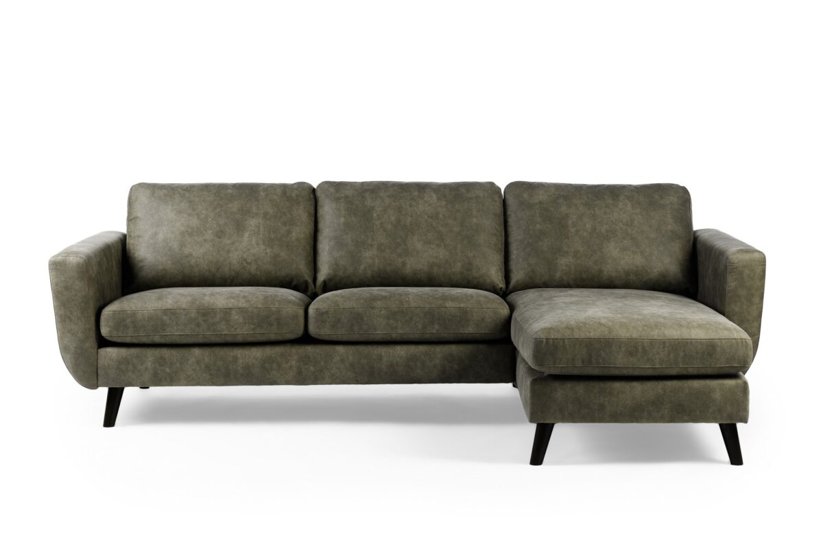 De 3 zits bank CL L+R in Savannah stof S156 groen is een modern olijfkleurig sectionaal met drie zitkussens, een chaise lounge aan de rechterkant en schuine zwarte poten, getoond tegen een witte achtergrond.