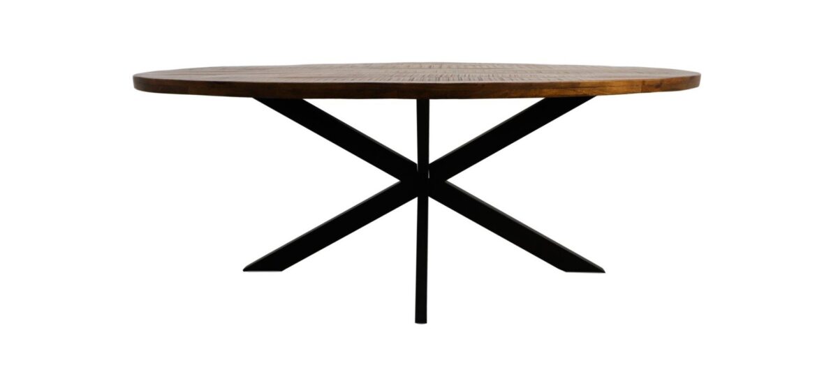 Ronde houten tafel met een glad oppervlak en een donker, metalen X-vormig onderstel, tegen een effen witte achtergrond.