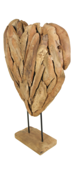 Een hartvormig beeld gemaakt van onregelmatige, natuurlijke houten stukken. Het is gemonteerd op twee metalen staven die aan een rechthoekige houten basis zijn bevestigd. Het hout heeft een getextureerde en rustieke uitstraling.